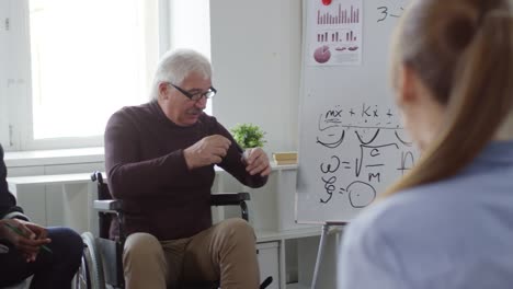 Behindertenlehrer-für-Statistik,-die-Klasse-haben