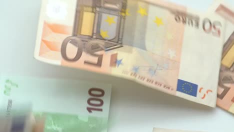 Zeitlupe-von-Euro-fliegen-und-fallen.-Euro-Banknoten-unterschiedliche-Werte