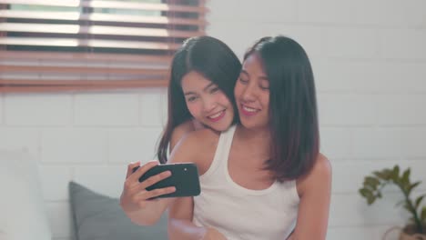 Asiatische-Influencer-Lesben-paar-vlog-Video-zu-social-Media-nach-dem-Aufwachen-liegend-auf-dem-Bett-im-Schlafzimmer.