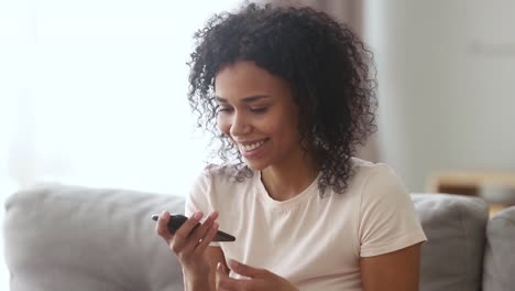 Mujer-africana-pide-asistente-de-voz-en-el-teléfono-inteligente-para-hacer-llamada