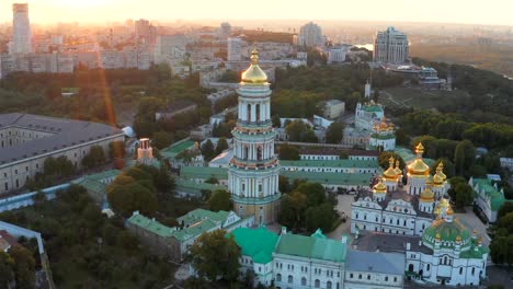 Kiev-Pechersk-Lavra-al-atardecer,-Kiev,-Ucrania