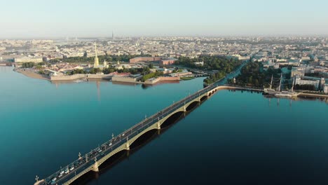 Panorama-der-berühmten-Zugbrücke-über-Newa-gegen-das-Stadtbild