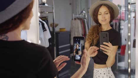 Frau-macht-Fotos,-während-sie-am-Spiegel-steht