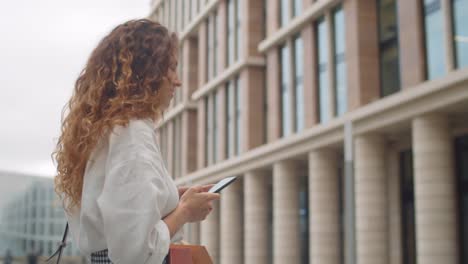 Mujer-Bonita-Usando-Celular-Al-Aire-Libre