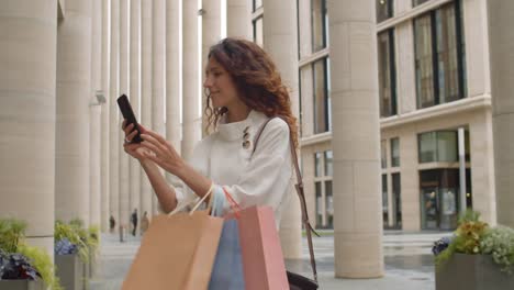 Comprador-a-la-mujer-Haciendo-Fotos-al-aire-libre