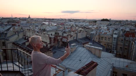 Mujer-de-pie-en-el-techo-y-haciendo-fotos