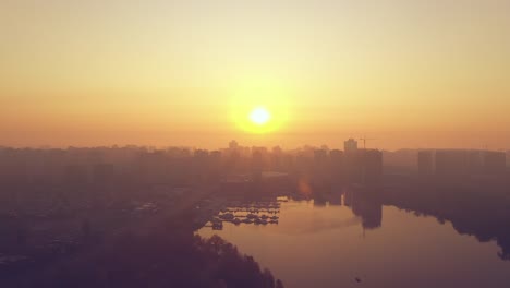 4k-Sonnenaufgang-über-der-Metropole-Schönes-Stadtbild-am-frühen-Morgen.-Luft-Drohnen-Schuss