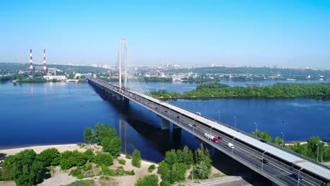 Luftdrohne-der-Südbrücke,-der-Stadt-Kiew.-Ukraine.-Dnjepr,-die-Brücke-überquert-den-Fluss.-Stadtbild-Luftbild-Brücke-auf-dem-Fluss-zwei-Jungs-klettern-auf-die-Spitze-der-Brücke