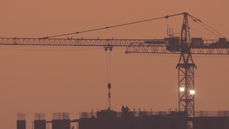 El-edificio-con-grúa-de-construcción.-Hora-de-la-tarde