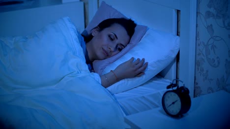 Woman-with-insomnia-in-bed