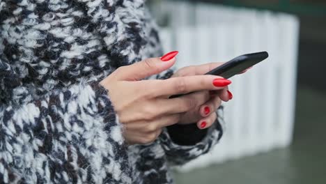 Frauen-genießen-mobile-Technologie-im-Freien-und-chatten.-Frau-mit-Smartphone