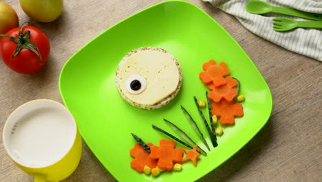 Snack-de-arte-de-comida-saludable-para-niños.-Cara-divertida-en-un-plato