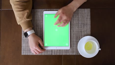 Hände-tippen-auf-einer-Tablette-mit-Chroma-Taste