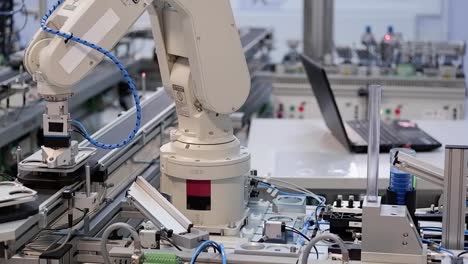 Industry-4.0-smart-factory-concept;-robot-arm-pick-product-from-automated-car-and-place-to-station-to-be-assembly.