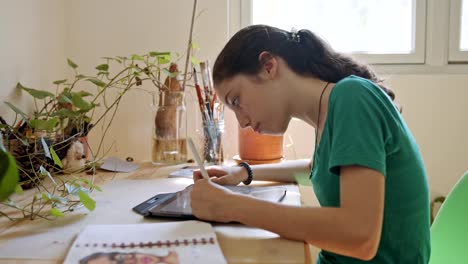 Teenager-Mädchen-Zeichnung-mit-einem-Tablet-Computer-und-einem-elektronischen-Stift