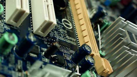 Elektronik-Komponenten-auf-modernen-PC-Computer-mainboard