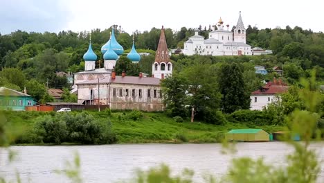 Puntos-de-interés-de-Gorokhovets,-Rusia.-templos-a-través-del-río