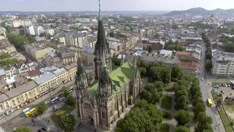 Fliegen-über-Elisabethkirche-In-Lemberg,-Ukraine