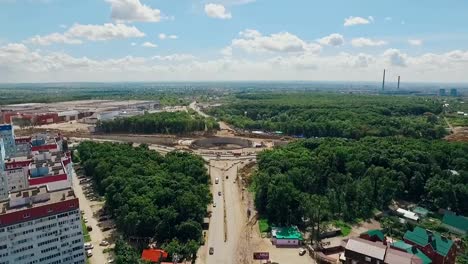 antena-tiro-largo-de-construcción-de-rotonda-en-la-ciudad-de-Samara,-verano,-modernos-edificios