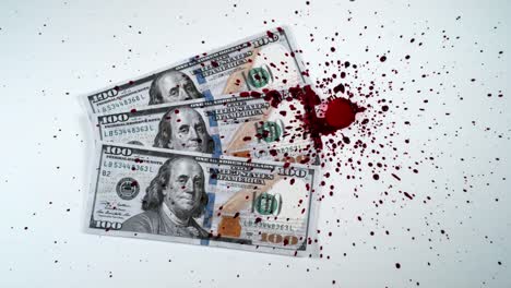 100-Dollar-Banknoten-und-Blut-vor-schwarzem-Hintergrund,-Slow-Motion-4K