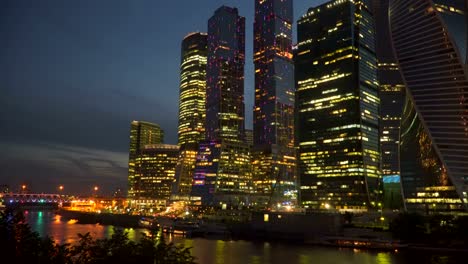 Hochhäuser-am-Ufer-Flusses-in-der-Nacht