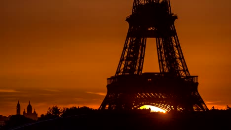 Eiffelturm-Sonnenaufgang-Zeitraffer-mit-Booten-am-Seineufer-und-in-Paris,-Frankreich