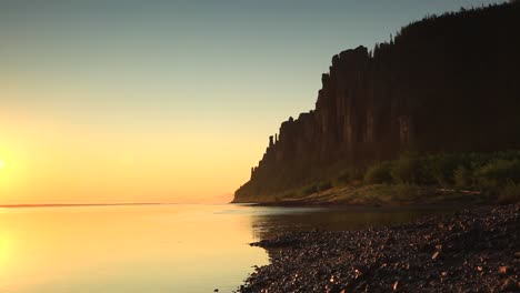 Amanecer-en-la-costa-del-río-de-Lena,-República-de-Sakha