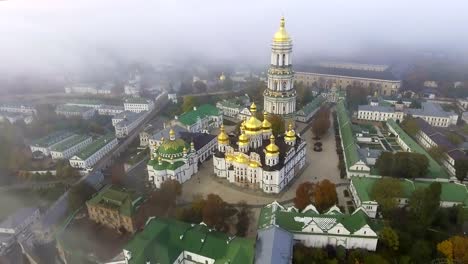 Luftaufnahme-des-Kiewer-Höhlenkloster-Kiew,-Kiew,-Ukraine.-Kiewer-Höhlenkloster-auf-einem-Hügel-am-Ufer-des-Dnjepr.