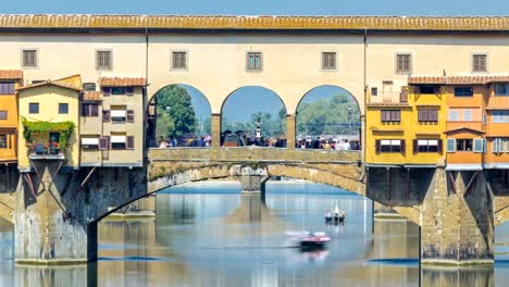 Blick-auf-die-Ponte-Vecchio-auf-einen-sonnigen-Tag-Timelapse,-eine-mittelalterliche-Stein-segmentale-Bogenbrücke-über-den-Arno-in-Florenz,-Italien