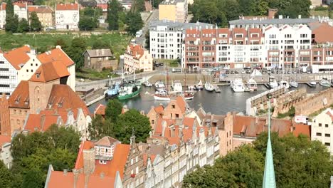 Schöne-Antenne-Stadtansicht-von-Danzig,-polnische-Großstadt-an-der-Ostseeküste,-Reisen