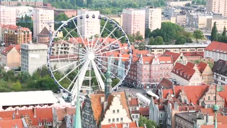 Beautiful-Ferris-wheel-in-the-old-town-in-Gdansk,-carousel,-entertainment