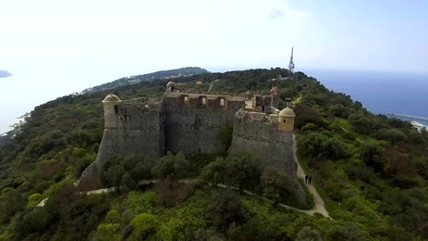 Faszinierende-Luftaufnahme-der-alten-Bastion-an-Riviera-an-Französisch-italienischen-Grenze