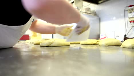 chef-pastelero-manos-preparando-la-masa-para-las-palomas-de-la-torta-de-Pascua