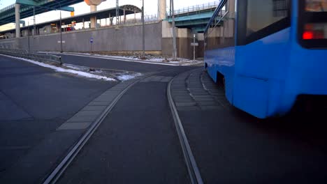 paseo-en-el-tranvía-moderno-a-través-de-la-ensambladura-de-camino