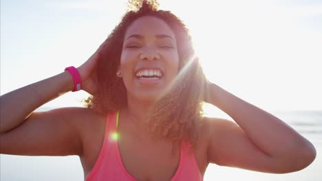 Sunrise-Porträt-des-afroamerikanischen-Frau-am-Strand