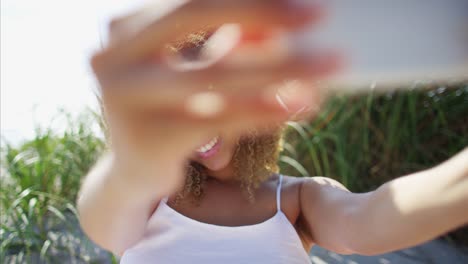 Mujer-étnica-afro-pelo-usando-la-cámara-del-teléfono-inteligente