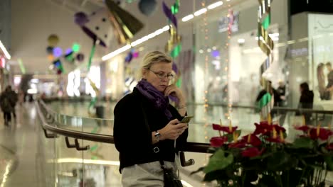 Frau-in-der-Mall-am-Telefon-sprechen