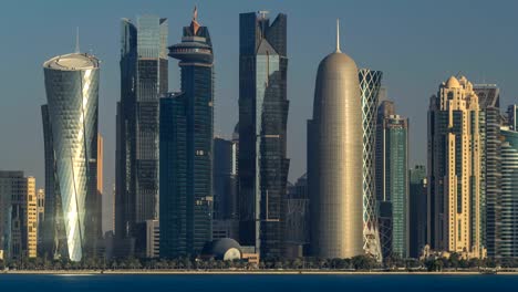 Horizonte-de-timelapse-de-Doha-en-Qatar-muy-temprano-en-la-mañana