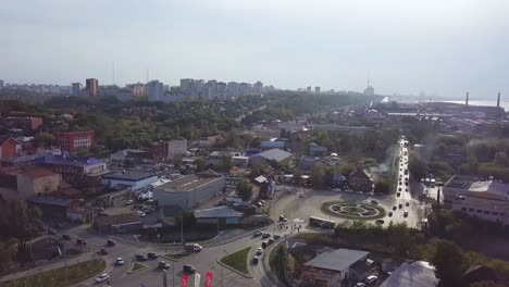 Vista-superior-de-la-ciudad-pequeña-con-tráfico-en-la-carretera.-Clip.-Hora-de-acometidas,-tráfico-de-la-ciudad-en-la-ciudad-durante-el-día