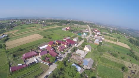 Vuelo-aéreo-sobre-casas