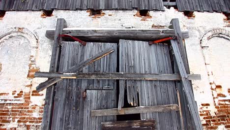 Una-vieja-iglesia-abandonada-en-el-pueblo