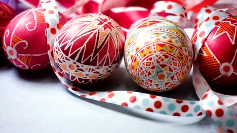 schöne-ukrainische-traditionelle-handgefertigte-Osterei-Pysanka