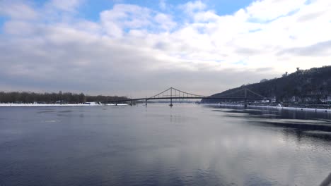 Kiew-Blick-auf-den-Dnjepr-und-die-Fußgängerbrücke-in-Kiew