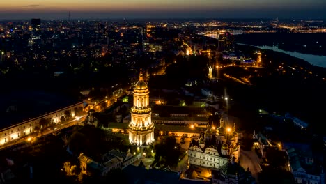 Kiewer-Höhlenkloster-mit-Beleuchtung.-Aerial-Nacht-Zeitraffer.-Kiew,-Ukraine