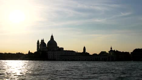 Historische-Gebäude-in-Venedig,-Touristenattraktion,-Wasserwanderung,-Blick-vom-Boot