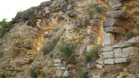 Viejo-muro-de-piedra-en-un-antiguo-castillo