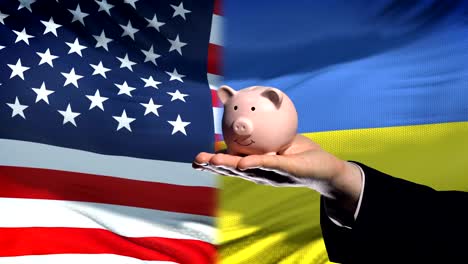 US-Investitionen-in-der-Ukraine,-Hand,-Geld-im-Sparschwein-auf-Flagge-Hintergrund