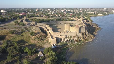 Fliegen-auf-Drone-über-alte-Festung-Akkerman,-am-Ufer-des-Dnister-Mündung-in-Bilhorod-Dnistrovskyi-Stadt