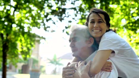 Nieta,-enfermera,-cuidado-de-ancianos,-niña-(mujer),-abuelo,-feliz,-libertad,-corriendo-en-el-parque.