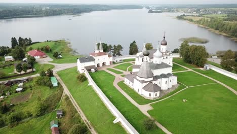 El-monasterio-de-Ferapontov.-Lago-de-Borodaevsky.-Paisaje-Ruso